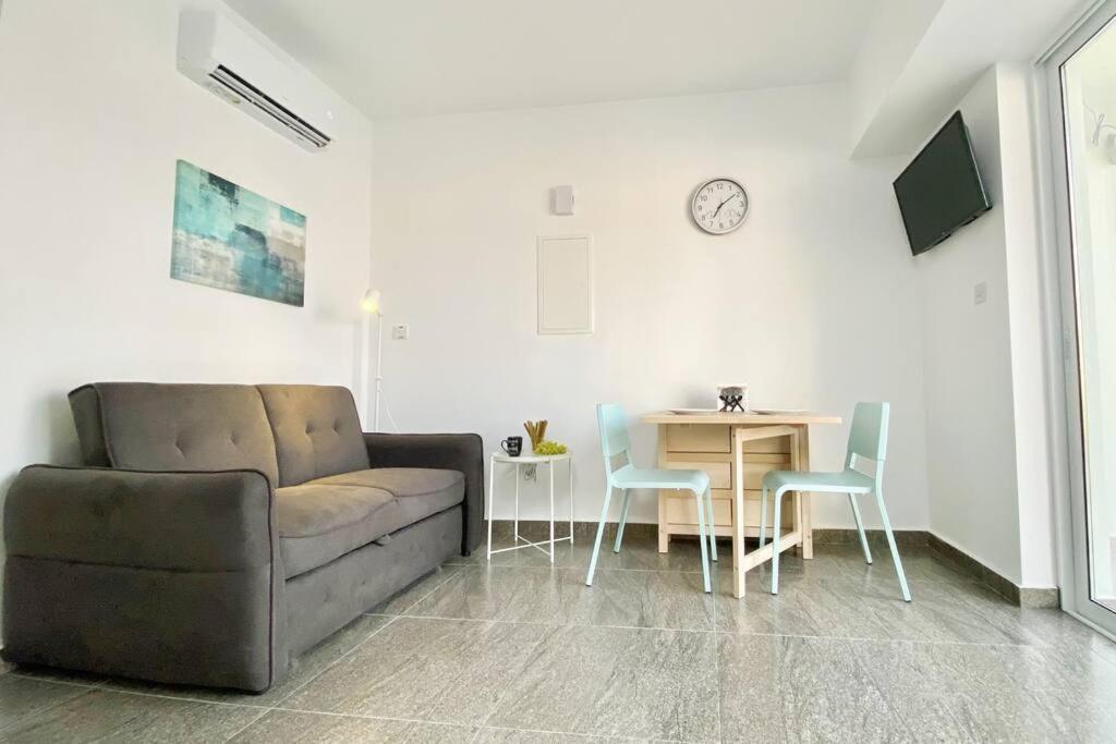 Appartamento Ev Zin - Modern, Cozy, 1 Bed, Pool, 2 Balconies, A105 Paphos Esterno foto